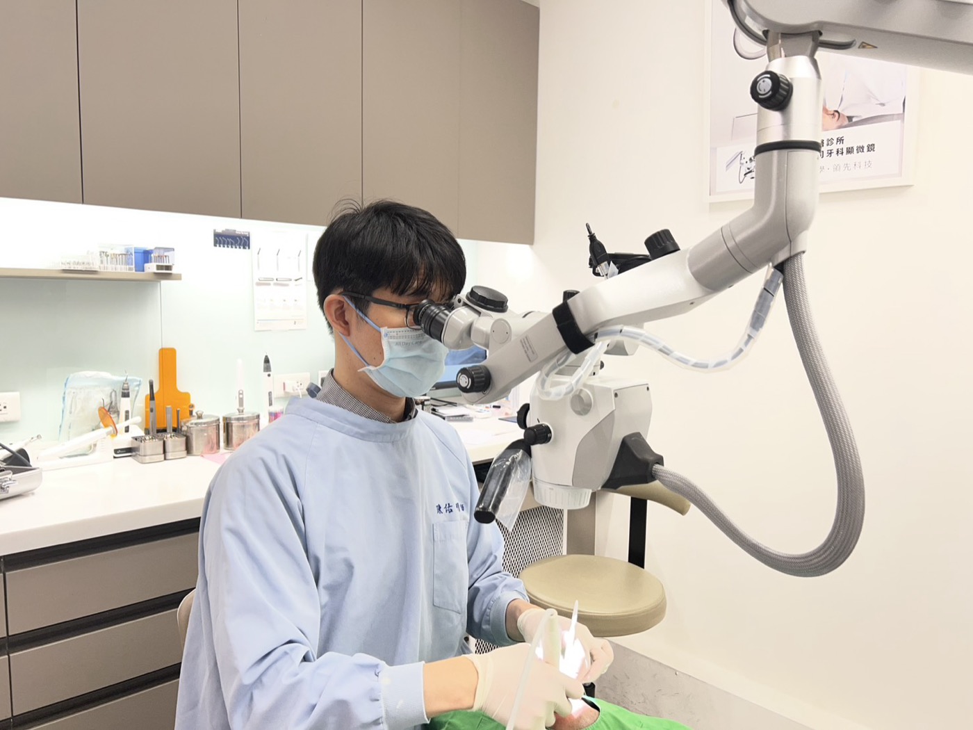 陳佑明醫師在蔡司牙科顯微鏡下看診