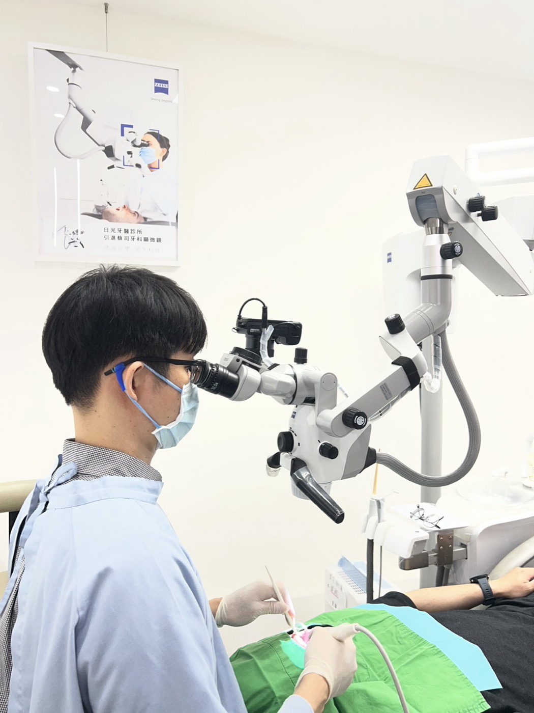陳佑明醫師使用顯微鏡進行精密治療